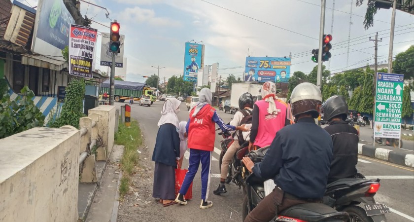 OSIS Speroja Bagi-Bagi Takjil